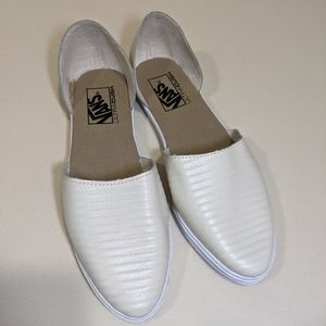 NWOT Vans Skimmer Flat in White